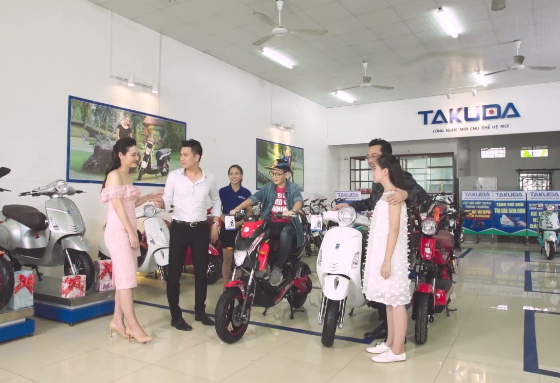 Bo oto, gia dinh ong trum Phan Quan di choi bang xe dien hinh anh