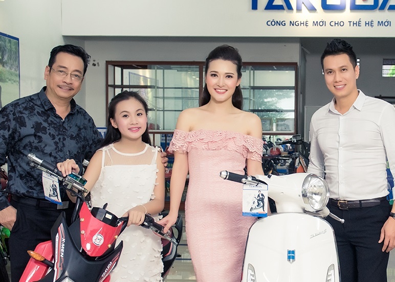 Bo oto, gia dinh ong trum Phan Quan di choi bang xe dien hinh anh