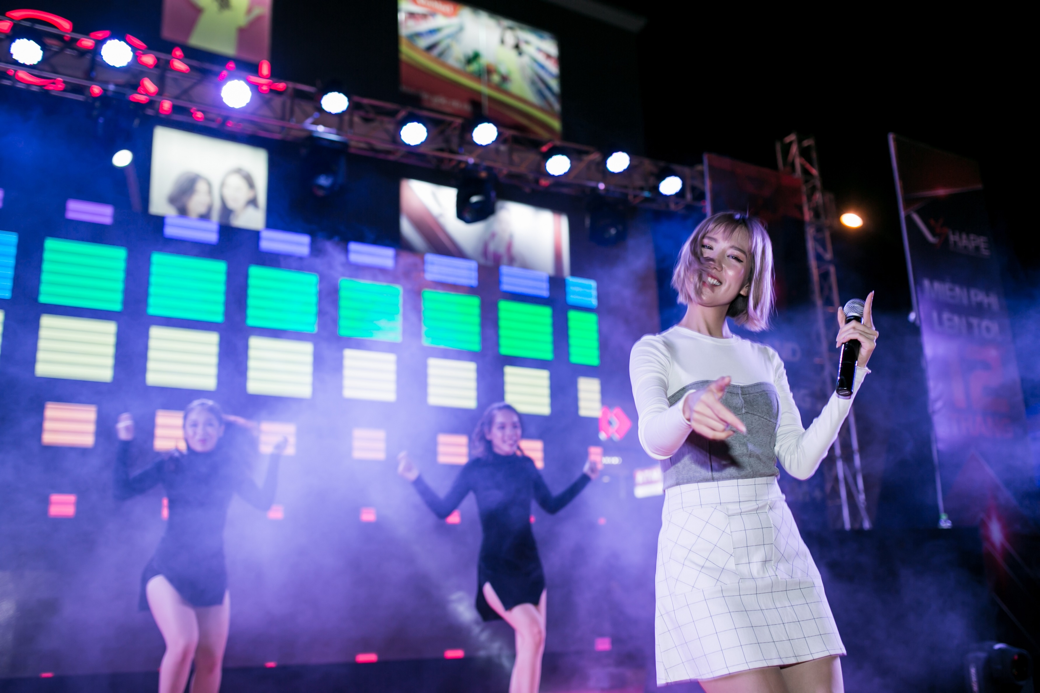 Min, Thanh Duy hoi ngo tren san khau voi nhieu ban hit hinh anh