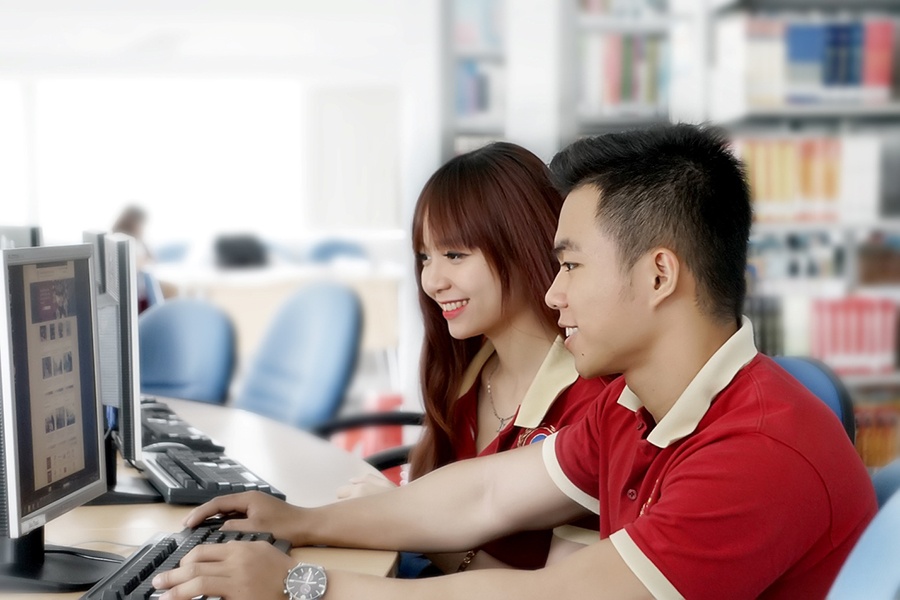 DH Quoc te Sai Gon ho tro sinh vien 100% hoc phi tieng Anh, tin hoc hinh anh