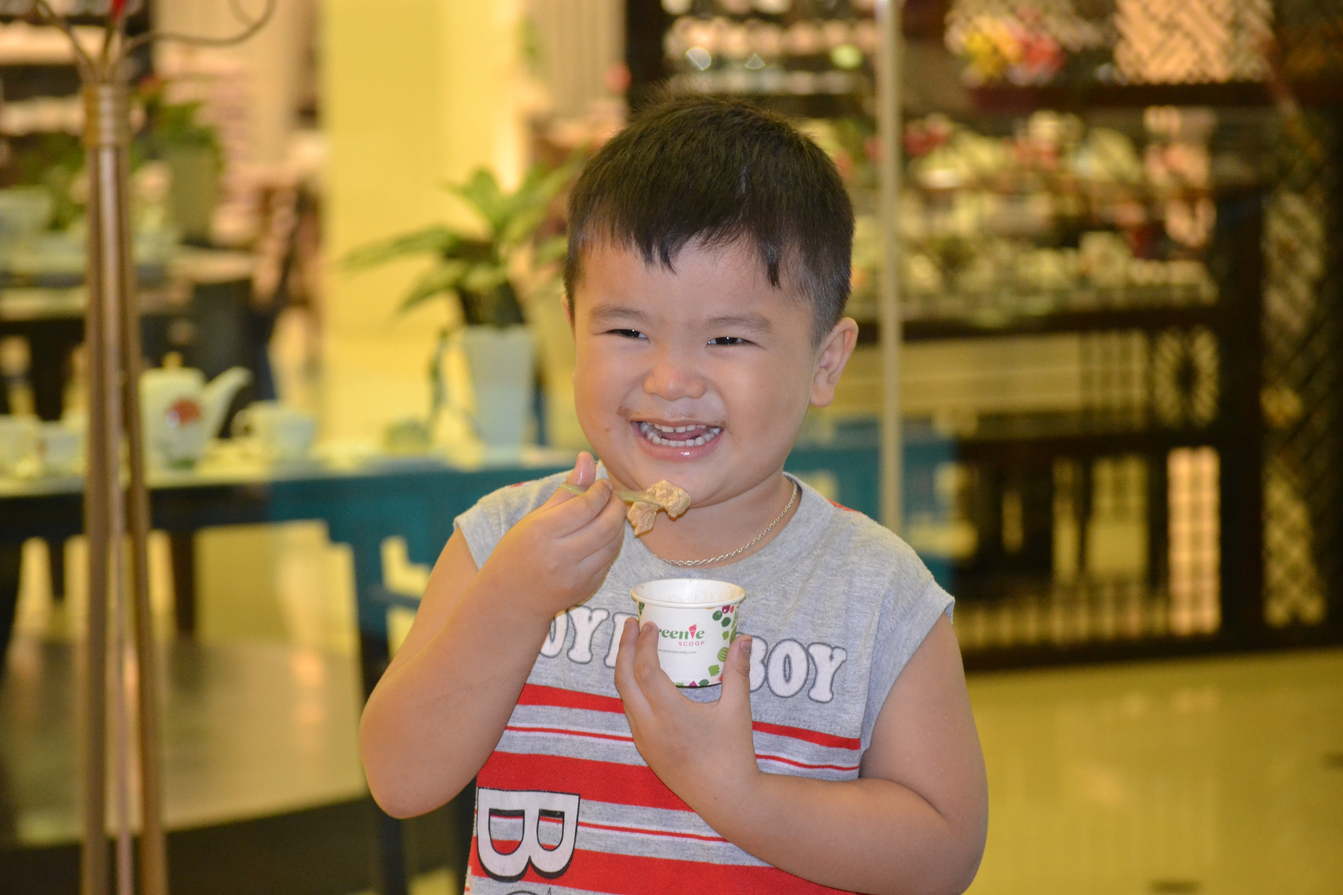ăn kem chỉ ngon thôi chưa đủ ảnh 1 an kem chi ngon thoi chua du anh 1