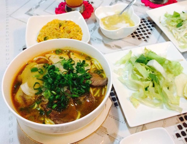 Thuong thuc mon an Viet tren dat Nhat tai Que Huong Quan hinh anh