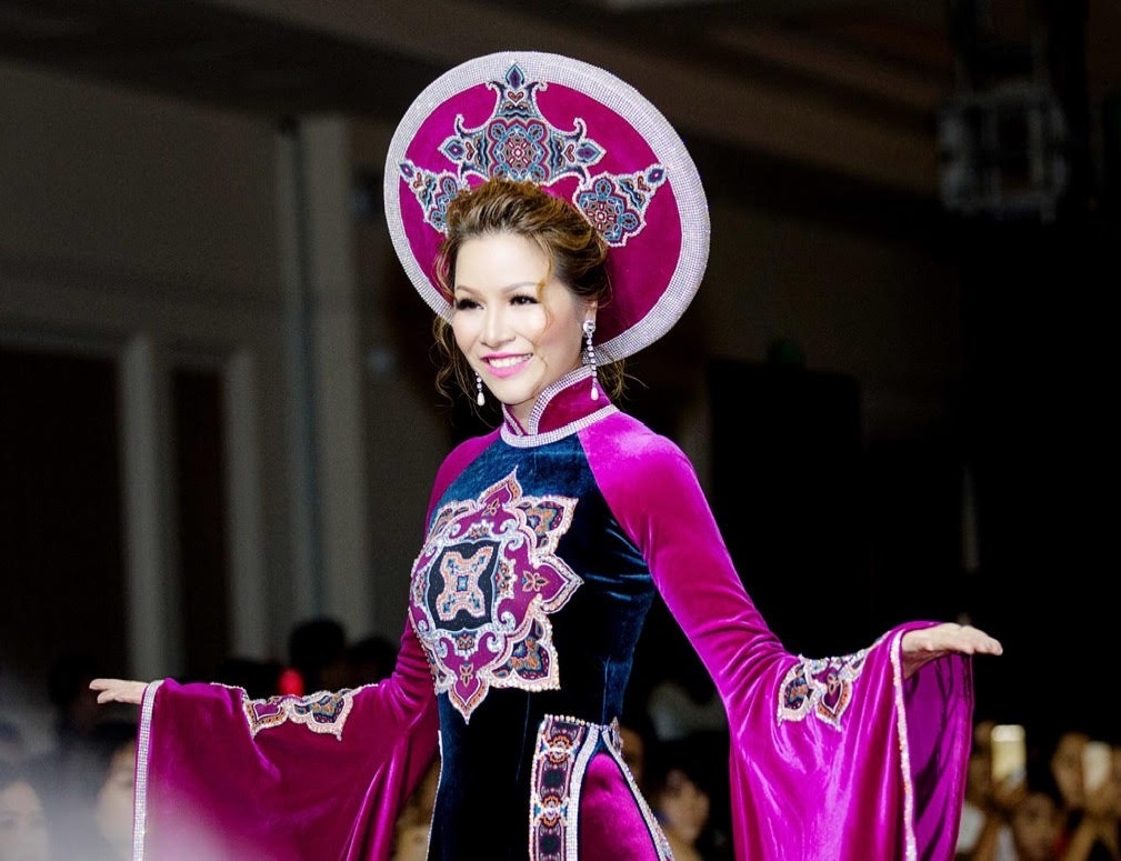 Hoa hau Bui Thi Ha lam vedette trong show thoi trang 'Ta ao dai Viet' hinh anh