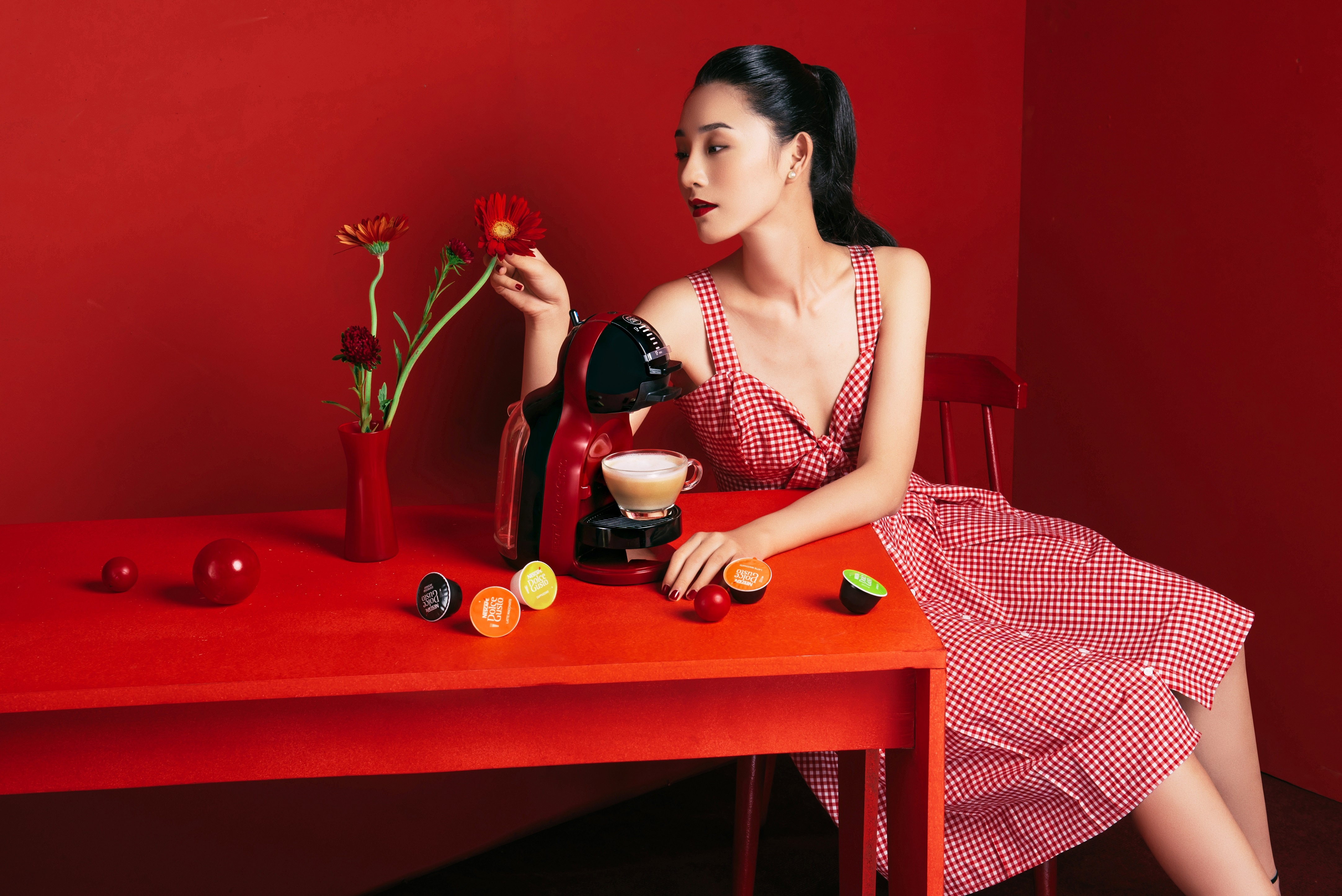 Dzung Yoko va 'nang tho' trong sac do cherry hinh anh