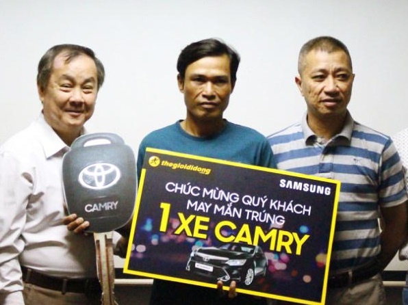 The Gioi Di Dong trao thuong xe Camry cho khach mua san pham Samsung hinh anh