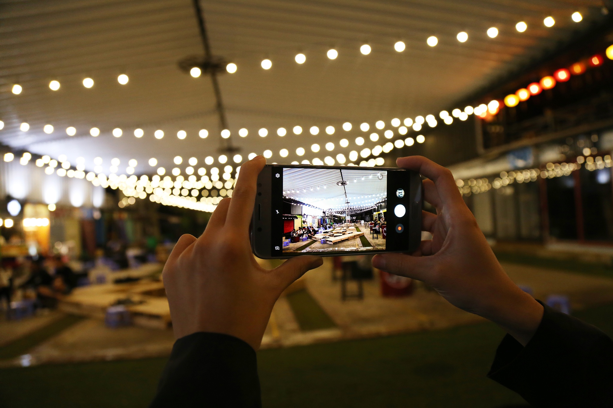 7 meo chup dem bang Galaxy J7 Pro khau do f/1.7 hinh anh