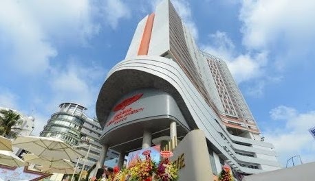 Sinh vien choang ngop truoc toa nha Con tau tri thuc cua HIU hinh anh