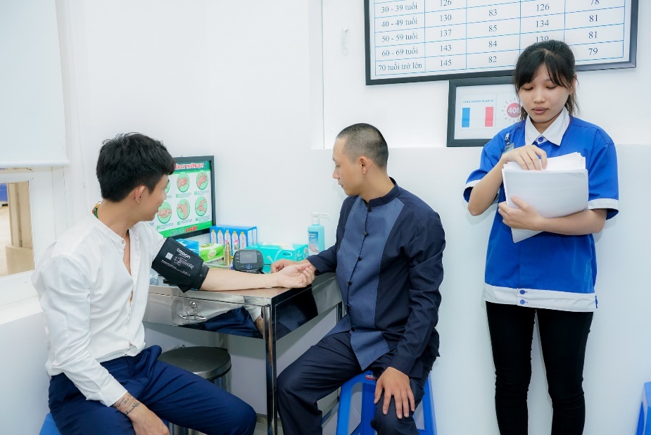 Cong ty nhua Long Thanh to chuc cham soc suc khoe cho nhan vien hinh anh