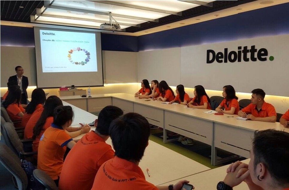 Dai hoc Greenwich Viet Nam cong bo nhieu hoc bong gia tri hinh anh