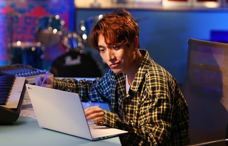 Choe Nguyen, Chau Dang Khoa lap team tim kiem nguoi tang qua bi an hinh anh