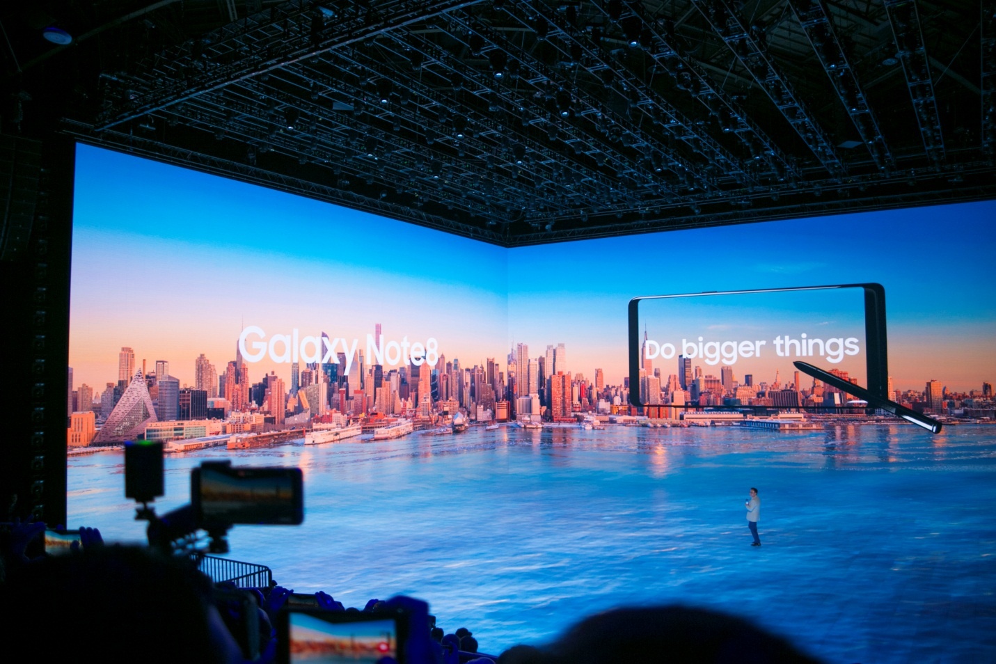 Nhung dau an trong su kien ra mat Galaxy Note 8 hinh anh