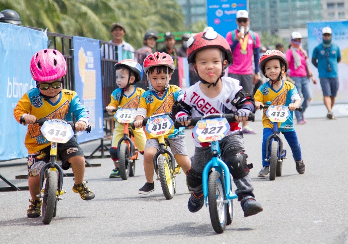 Khoi dong giai dua xe dap thang bang cho thieu nhi tai Ha Noi hinh anh