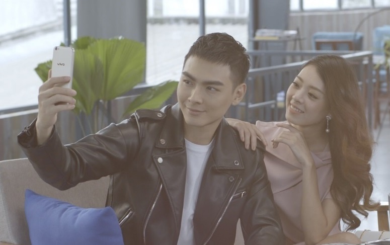 Dang sau moi buc anh selfie la mot thong diep yeu thuong hinh anh