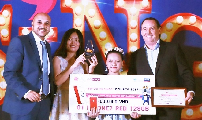 Lo dien quan quan cuoc thi cover ca khuc tieng Anh 'Mr or Ms Sing?' hinh anh