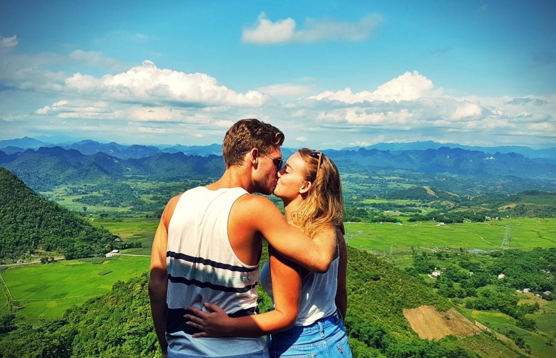 Cap doi ngoai quoc tinh tu trong loat anh mua yeu o Mai Chau hinh anh