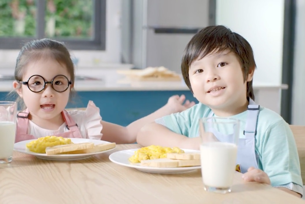 Kheo cham bua sang, me giup con thong minh va nang dong hon hinh anh