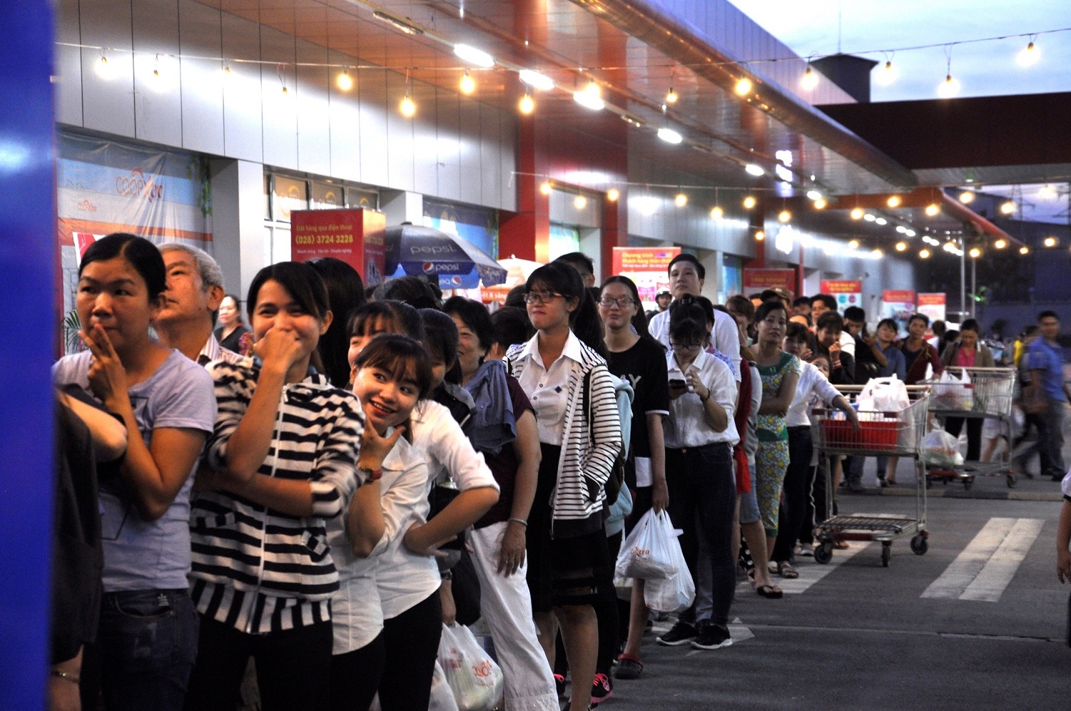 Nguoi dan xep hang dai ung ho hang Viet hinh anh