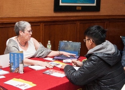 Vien chuc Lanh su quan My huong dan thu tuc visa tai trien lam du hoc hinh anh