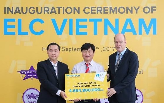 Sinh vien HUTECH hao hung san hoc bong tieng Anh tu ELC Vietnam hinh anh