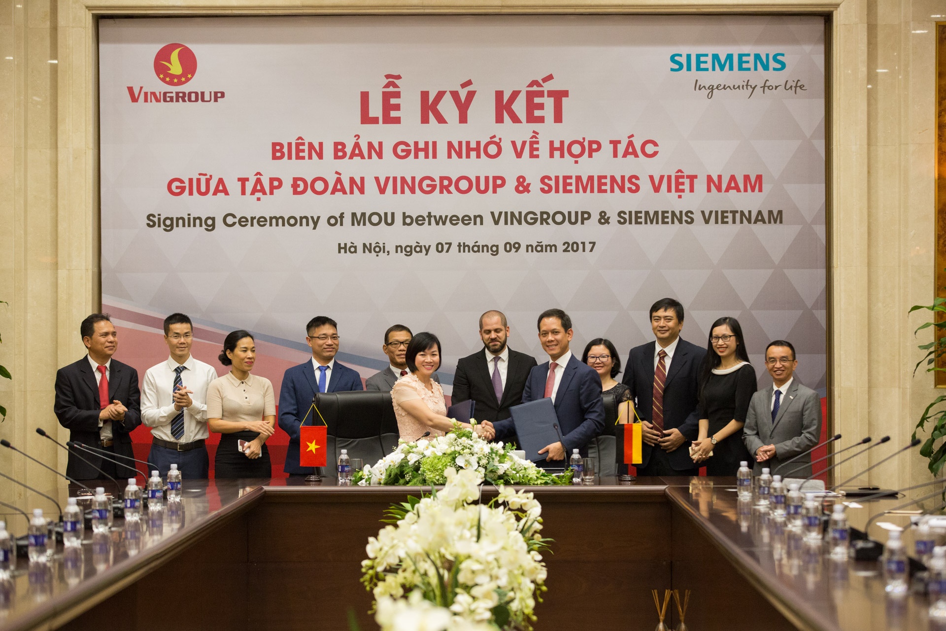 Vingroup va Siemens hop tac cong nghe phuc vu san xuat oto hinh anh