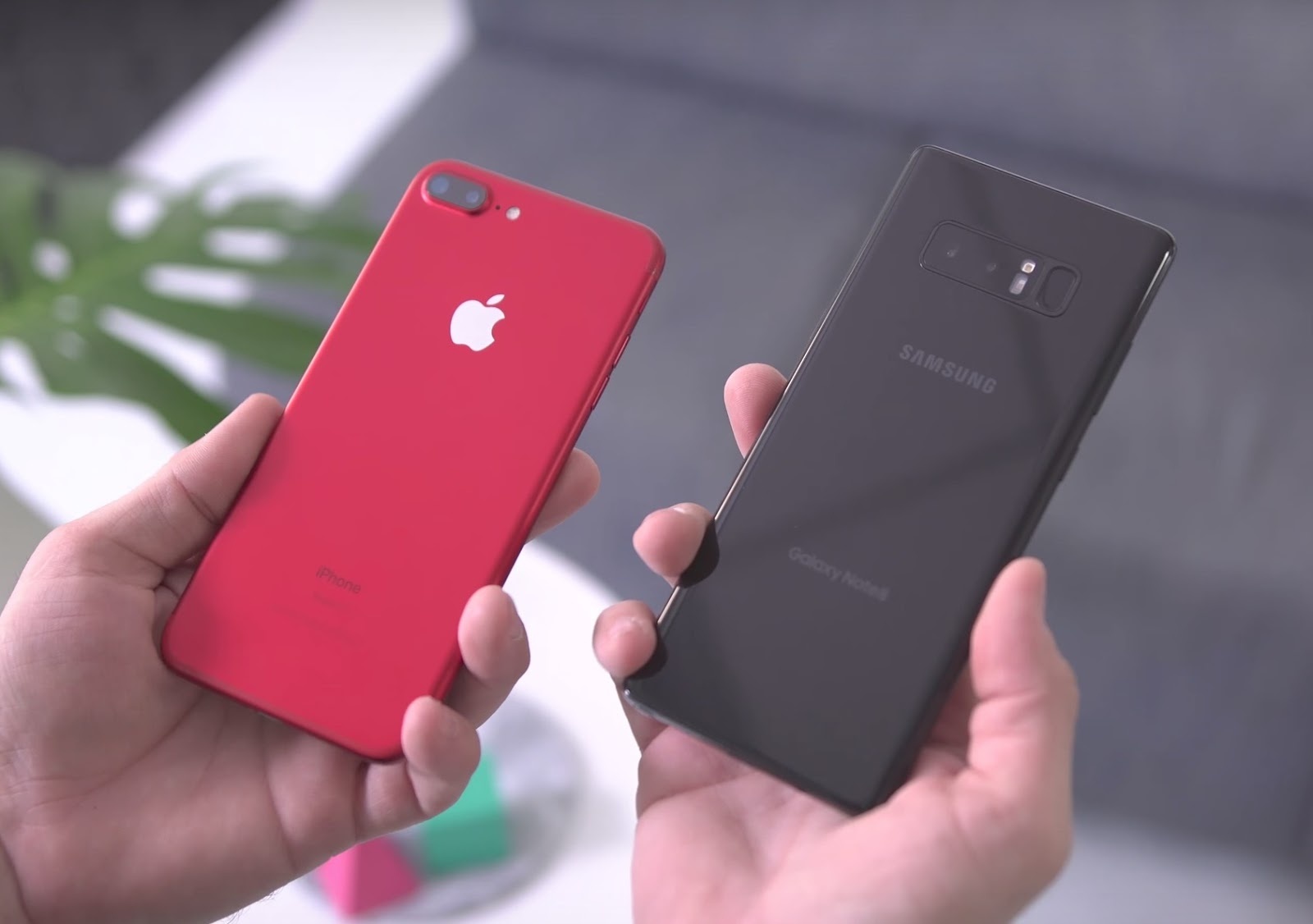 So sanh thiet ke Galaxy Note 8 va iPhone 7 Plus hinh anh