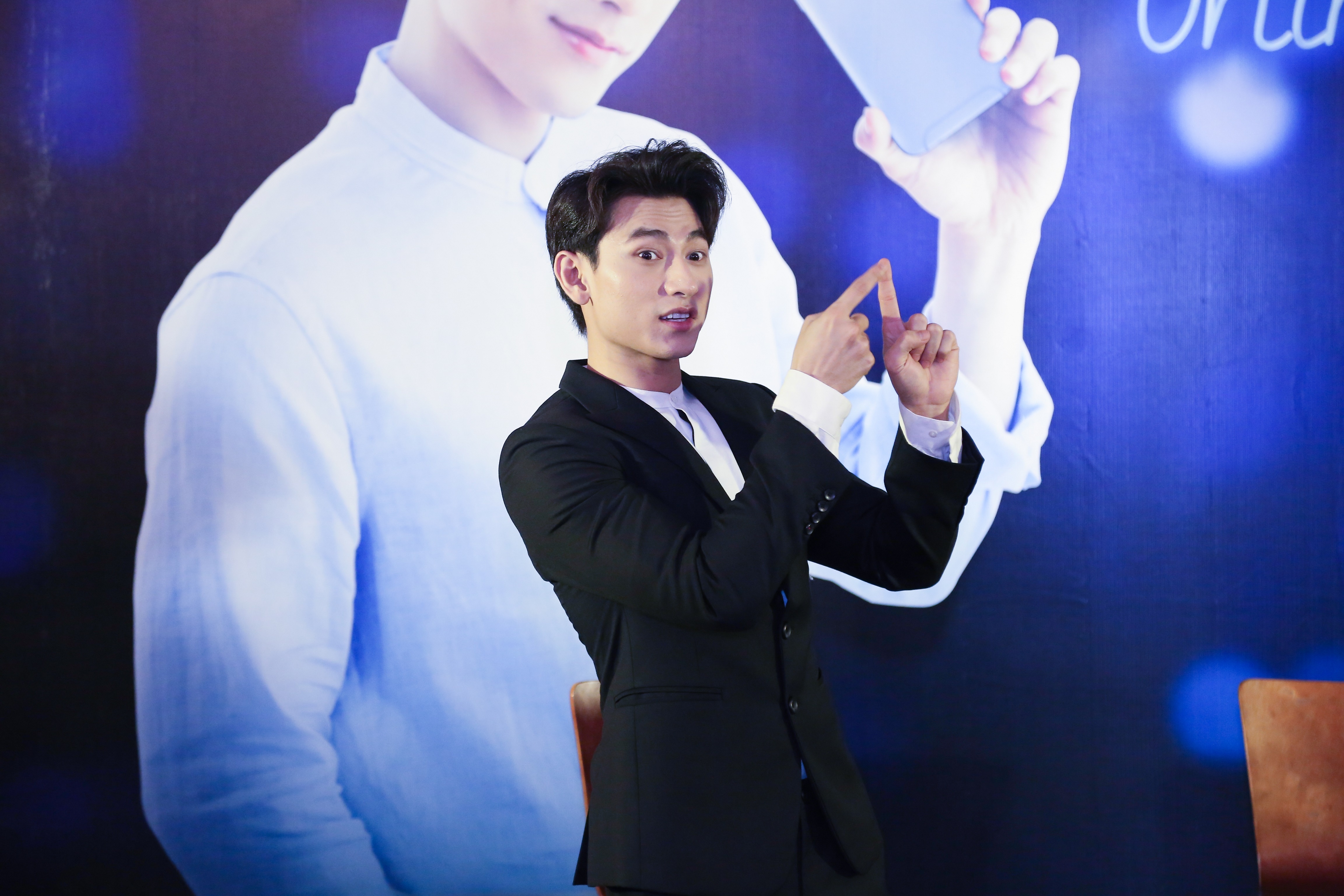 Isaac song ca selfie cung fan anh 1