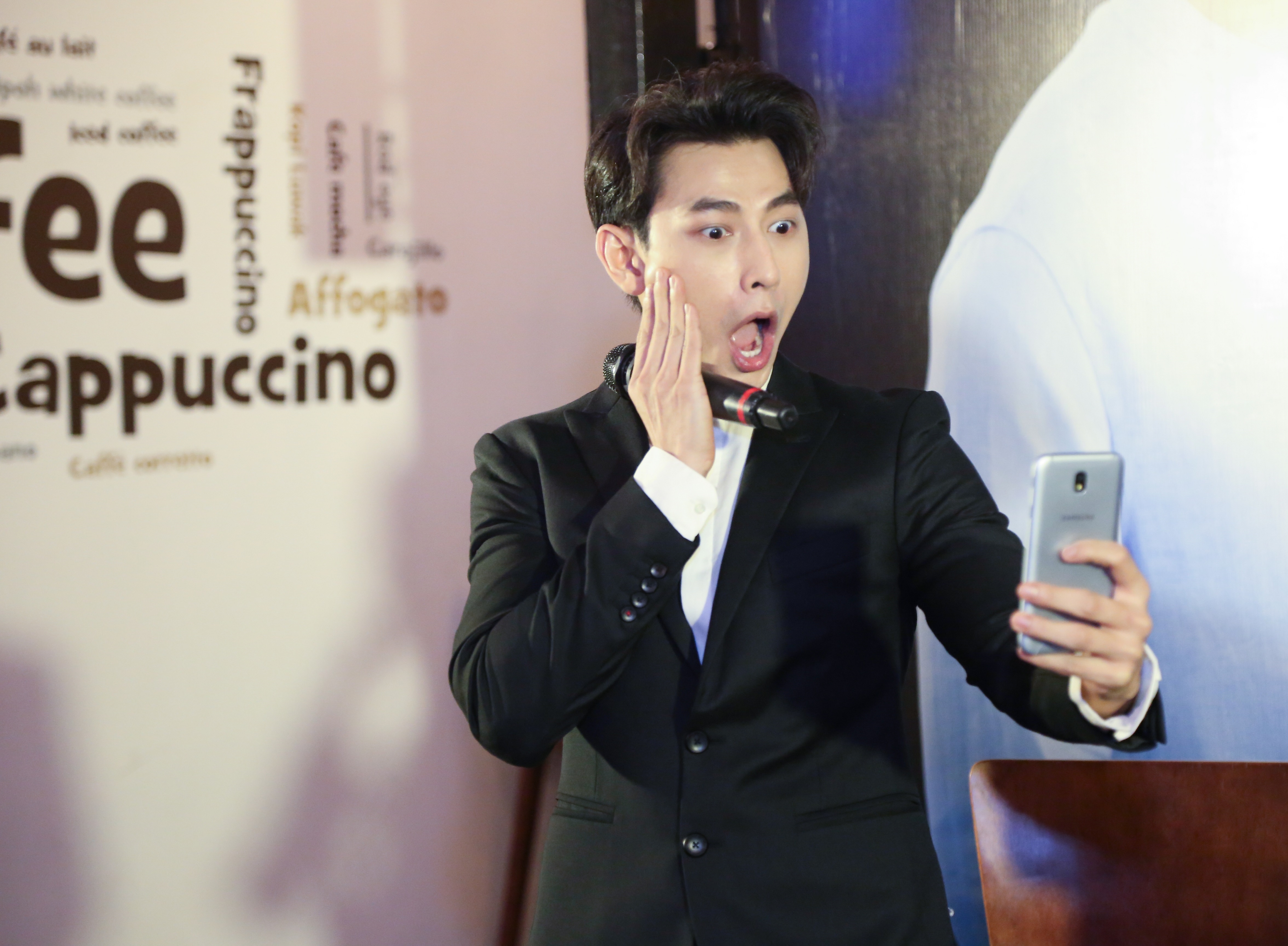 Isaac song ca selfie cung fan anh 7