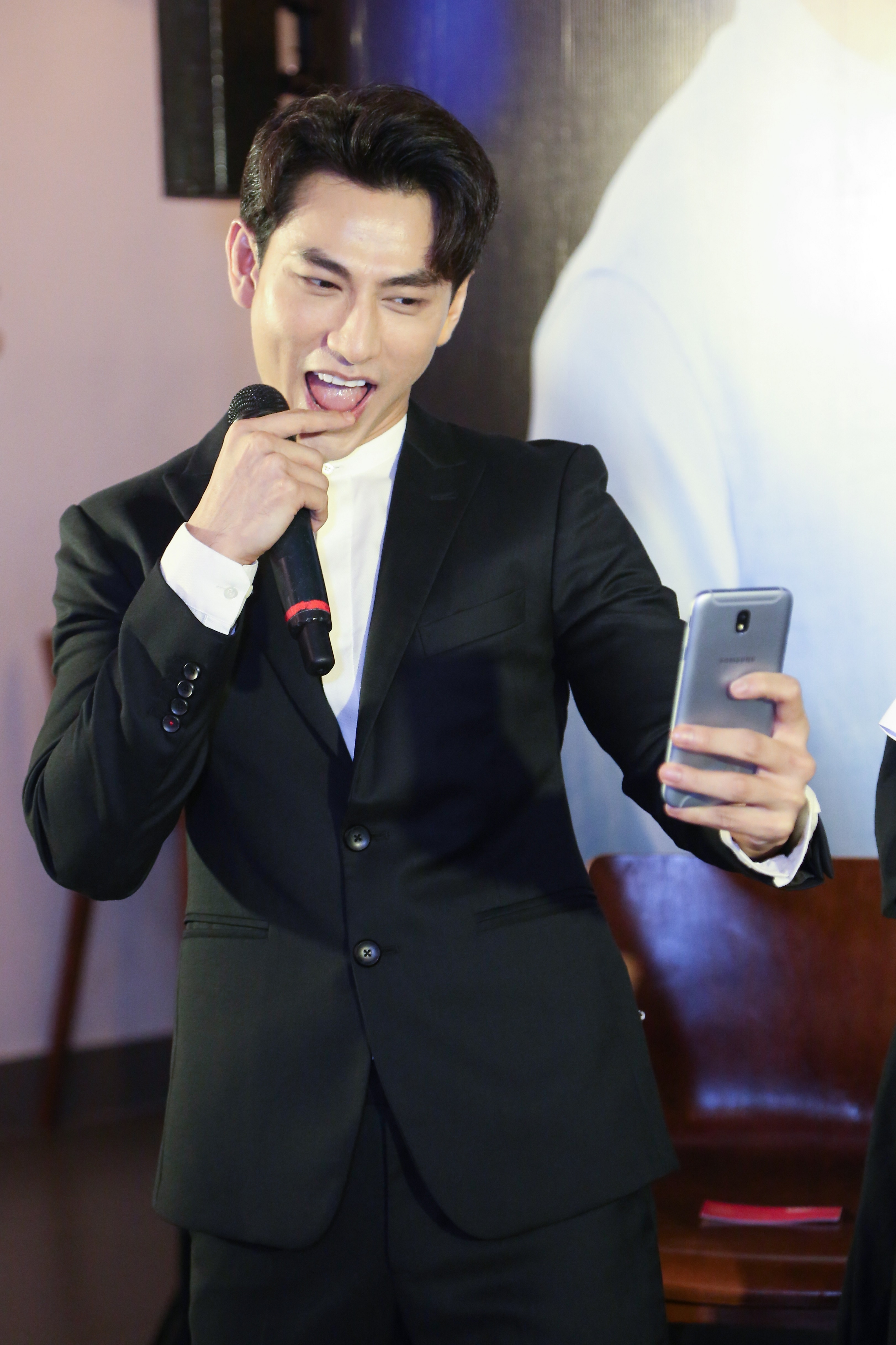 Isaac song ca selfie cung fan anh 5