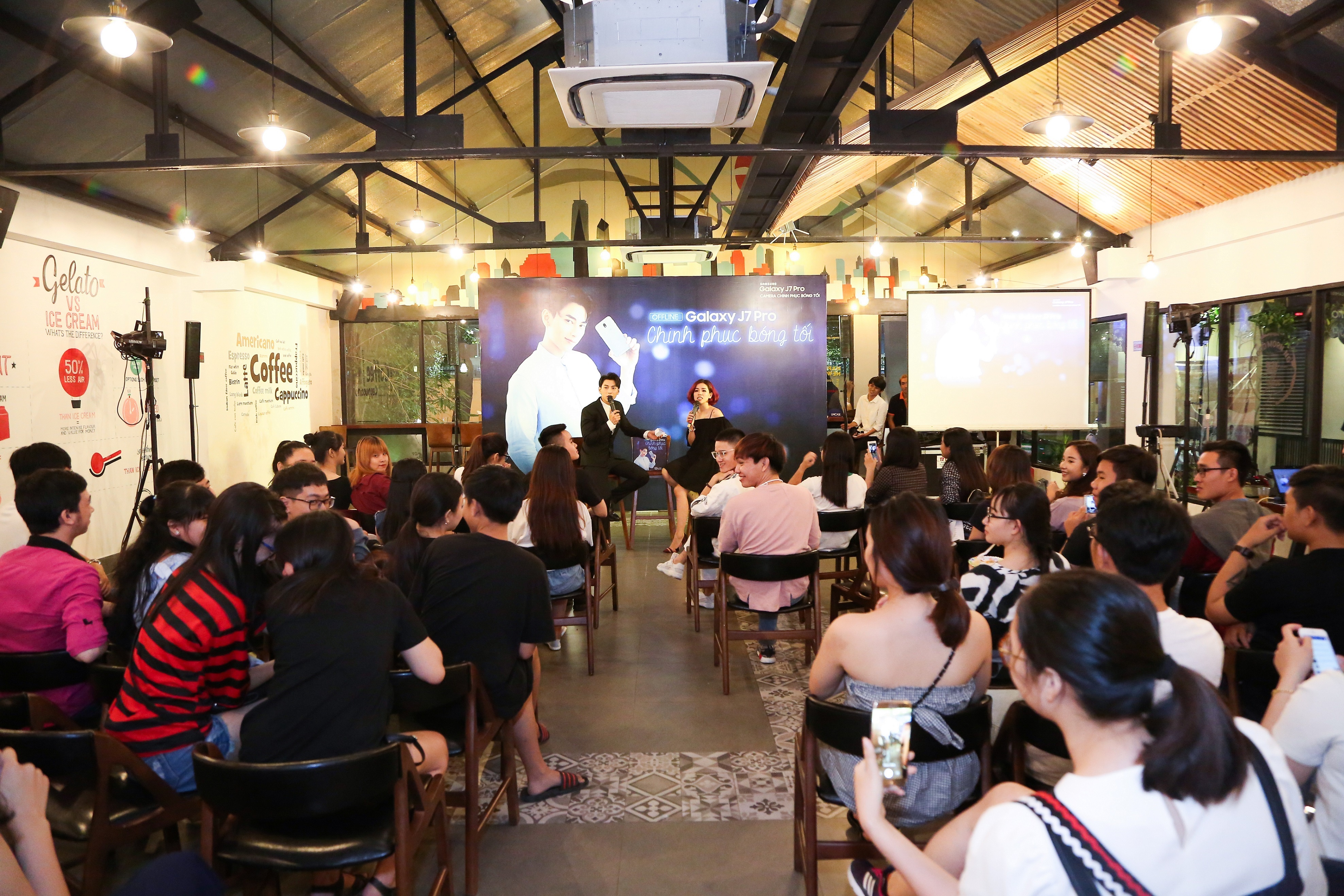 Isaac song ca selfie cung fan anh 6