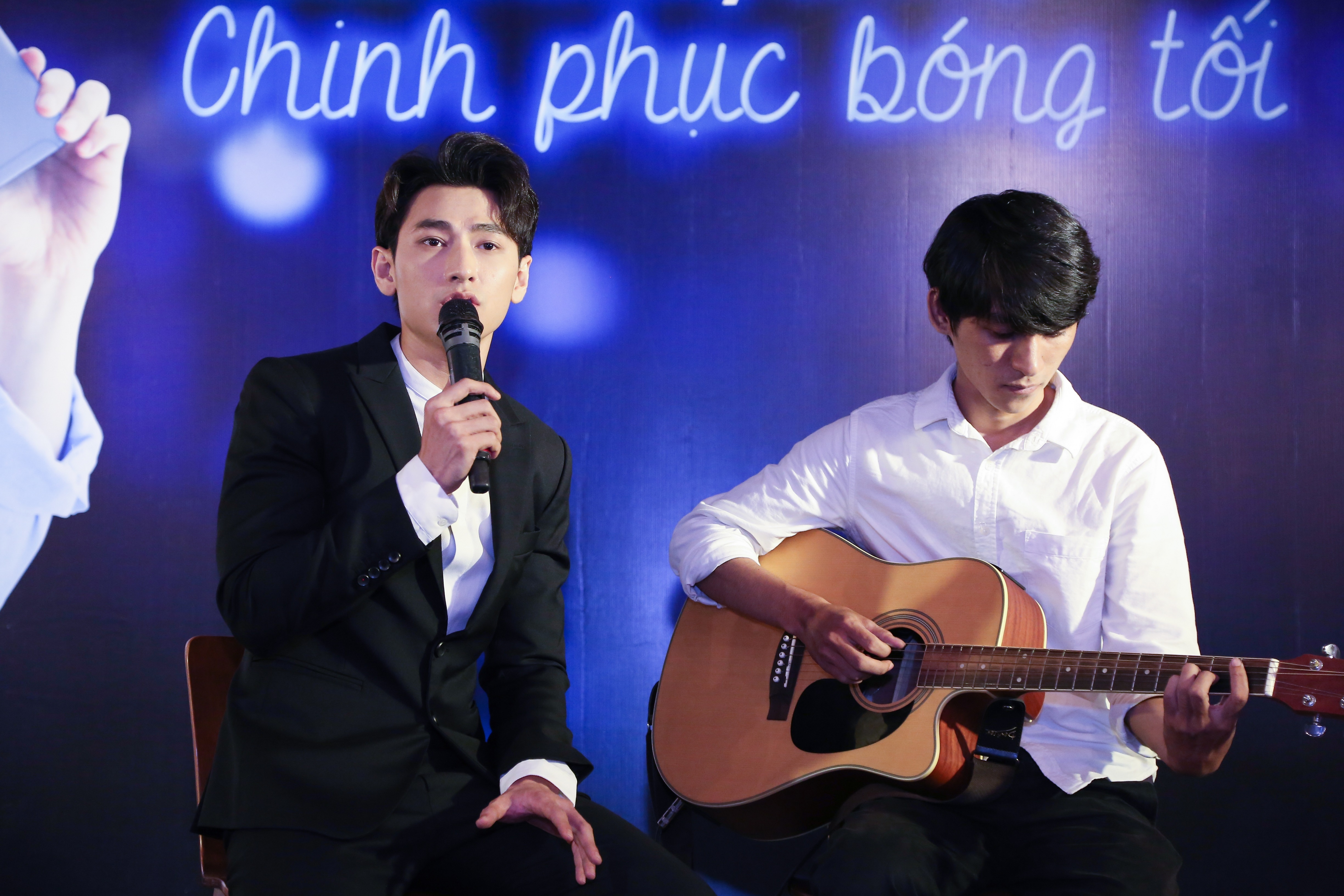 Isaac song ca selfie cung fan anh 2