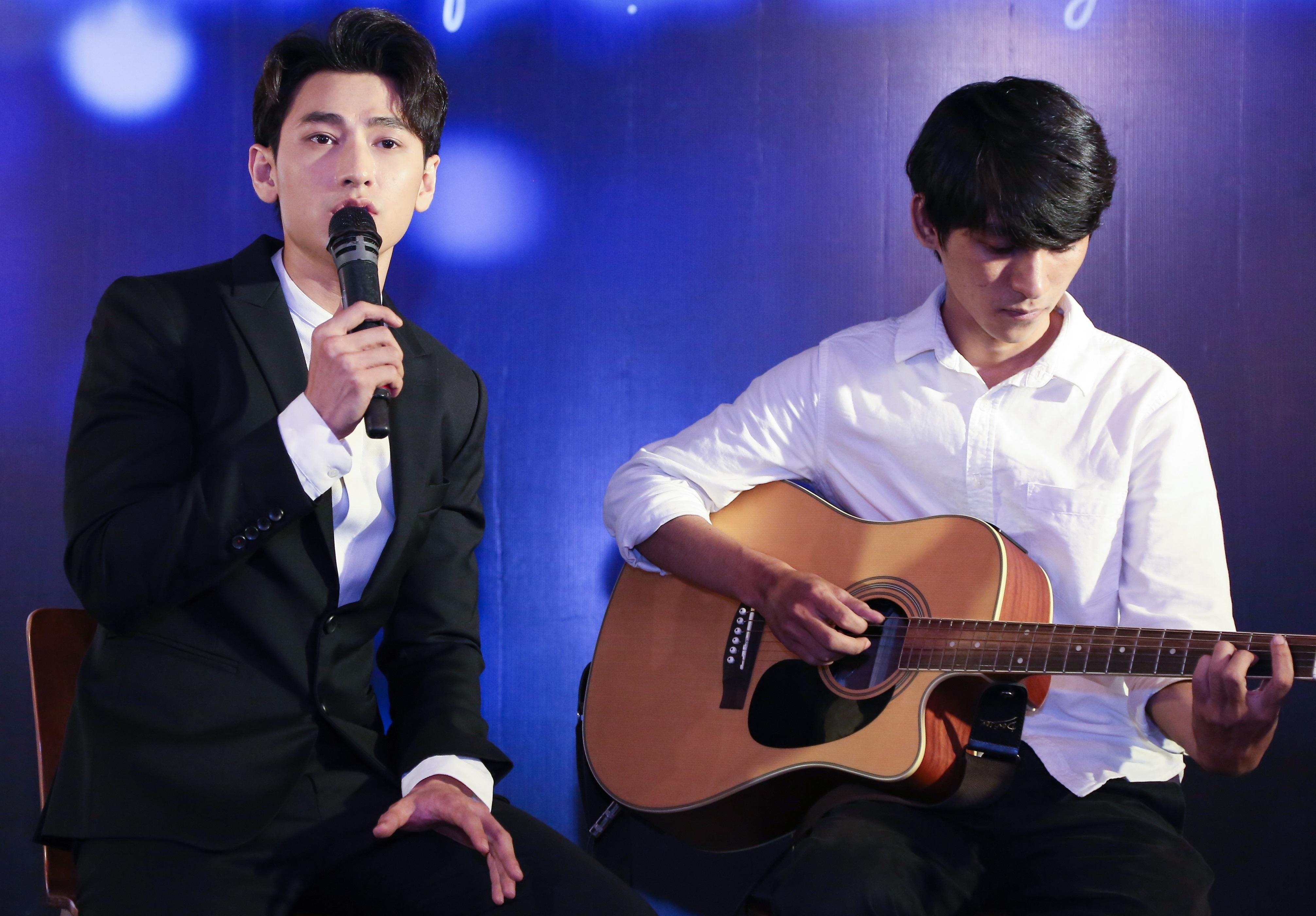 Isaac song ca, selfie cung fan hinh anh