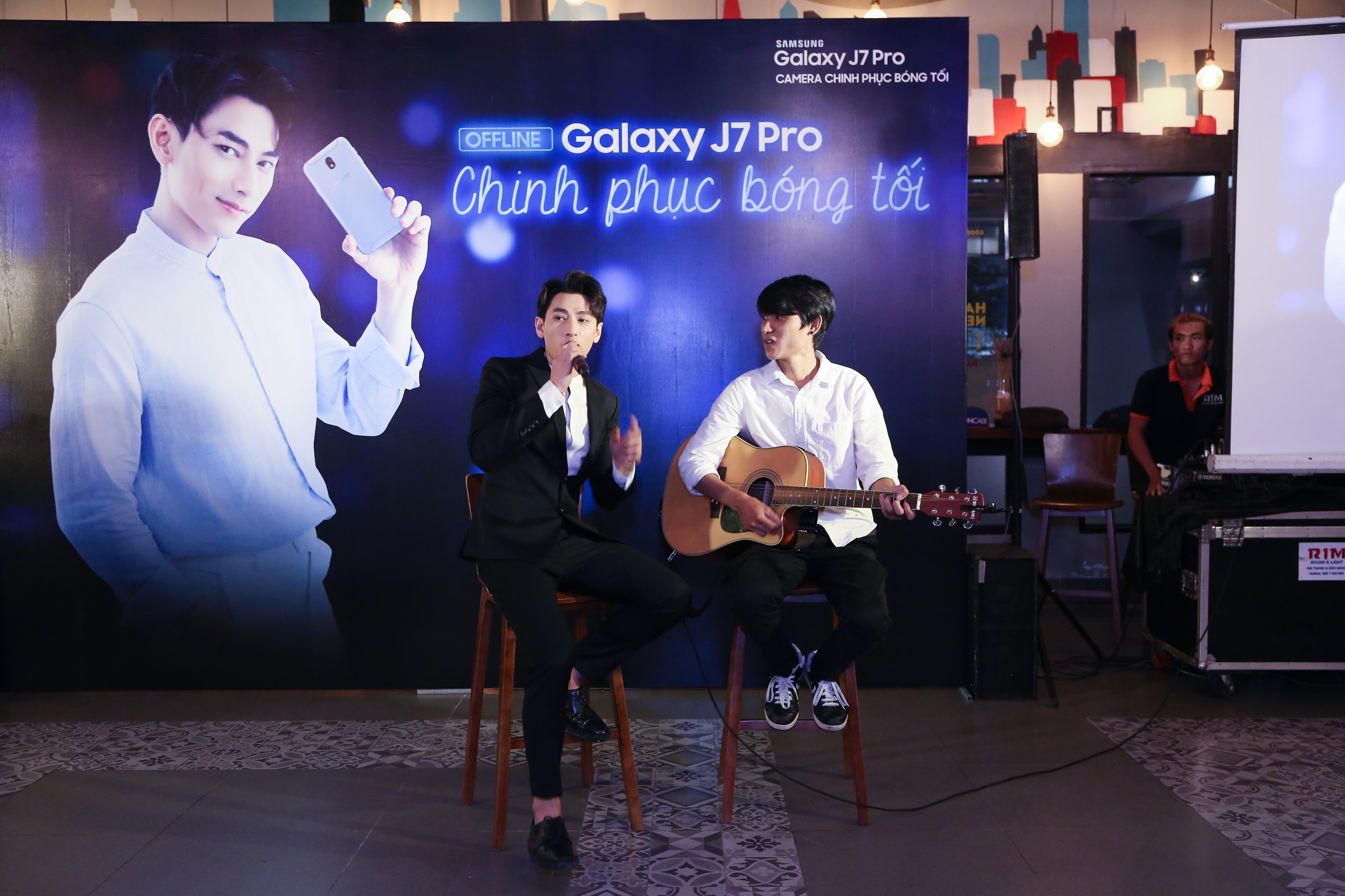 Isaac song ca selfie cung fan anh 3