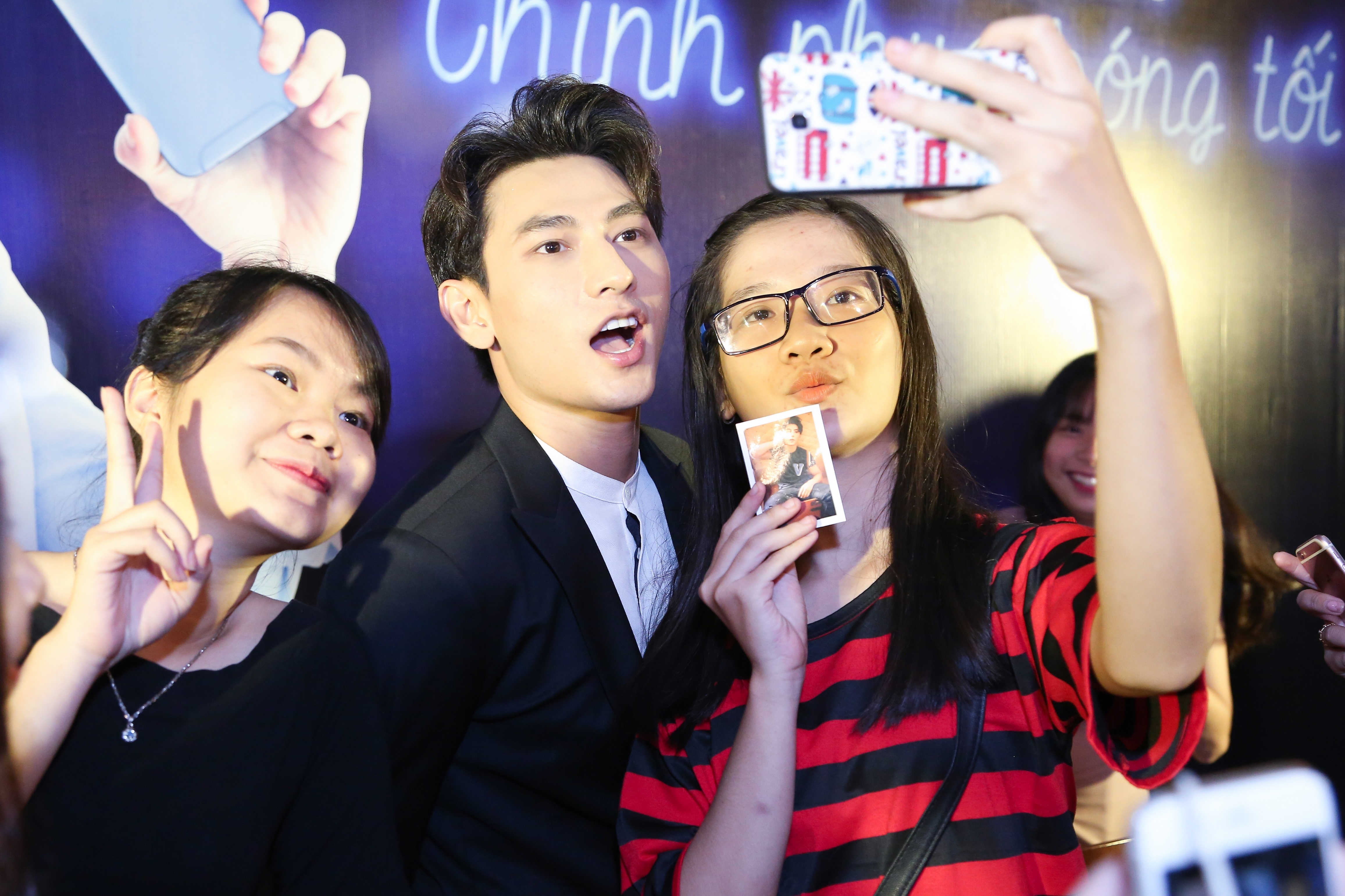 Isaac song ca selfie cung fan anh 4