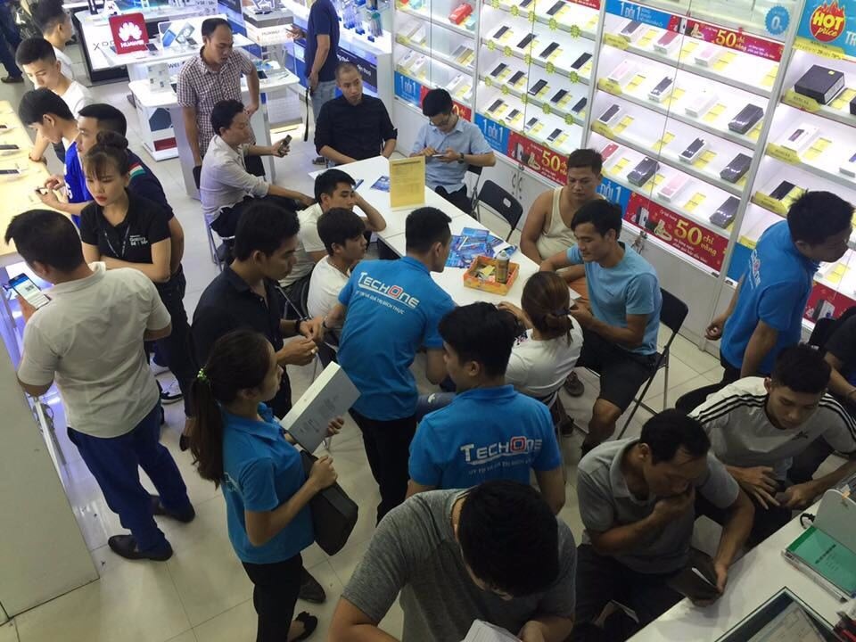 Nguoi dung no nuc cho thay pin iPhone dong gia 79.000 dong hinh anh