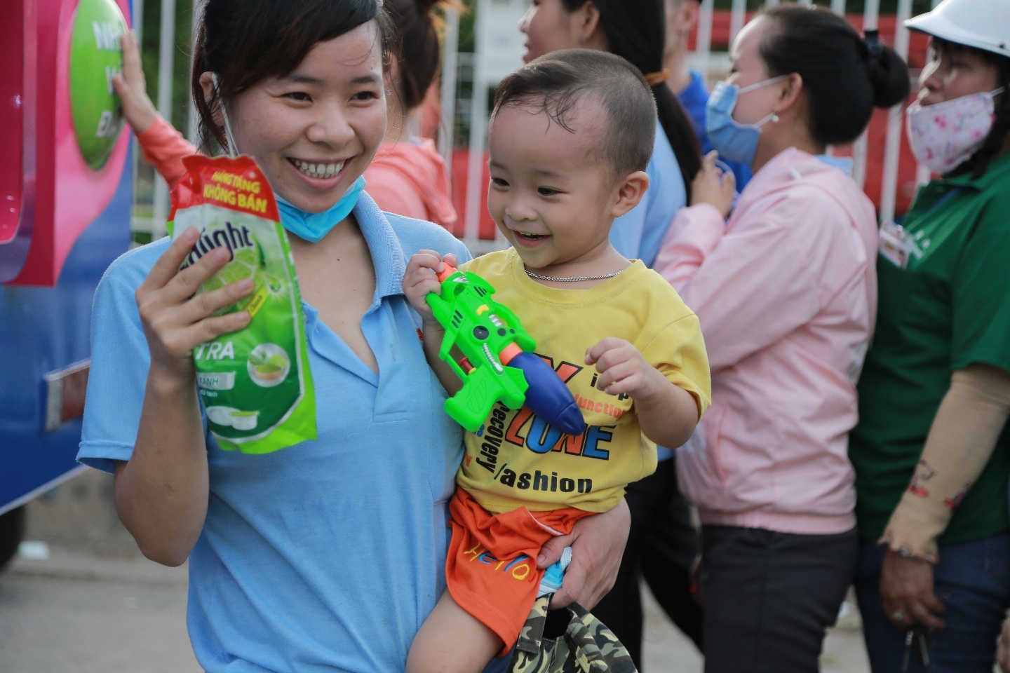 Hon 20.000 nguoi dan xep hang ung ho hang Viet hinh anh