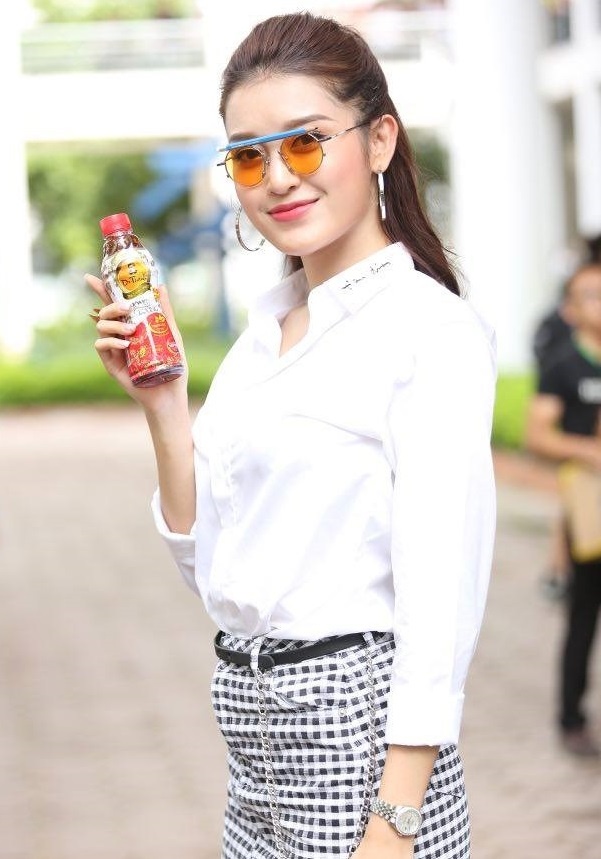 A hau Huyen My sanh dieu voi mat kinh but chi anh 7