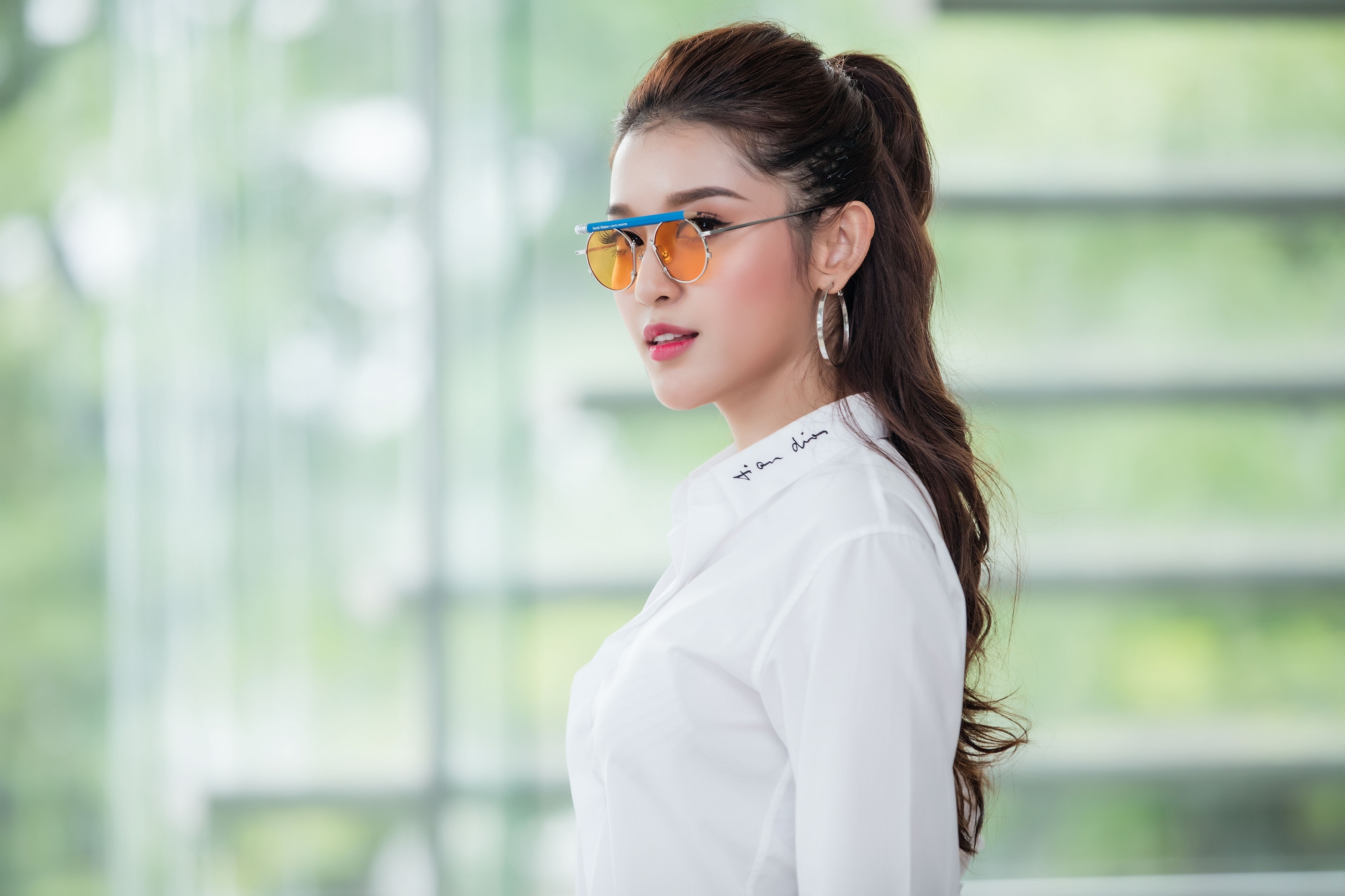 A hau Huyen My sanh dieu voi mat kinh but chi, boots de vuong hinh anh