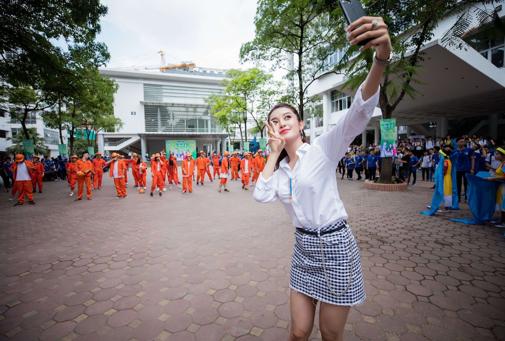 A hau Huyen My sanh dieu voi mat kinh but chi anh 3