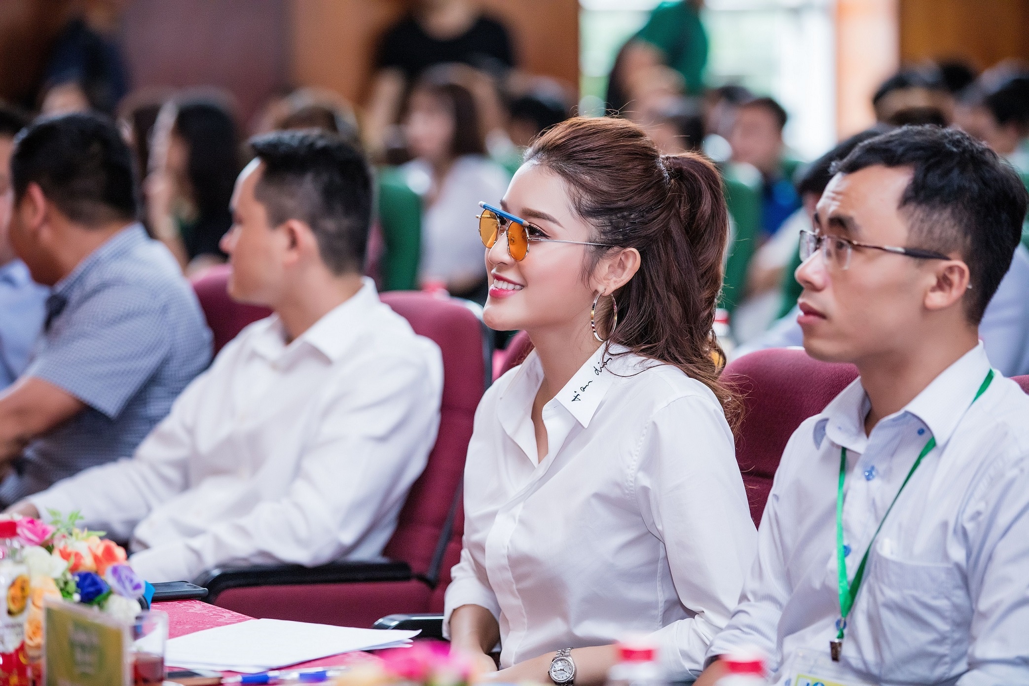 A hau Huyen My sanh dieu voi mat kinh but chi anh 5