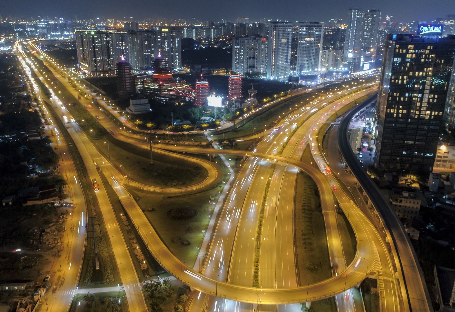 Canh dem Viet Nam nhin tu tren cao qua ong kinh Galaxy J7 Pro hinh anh