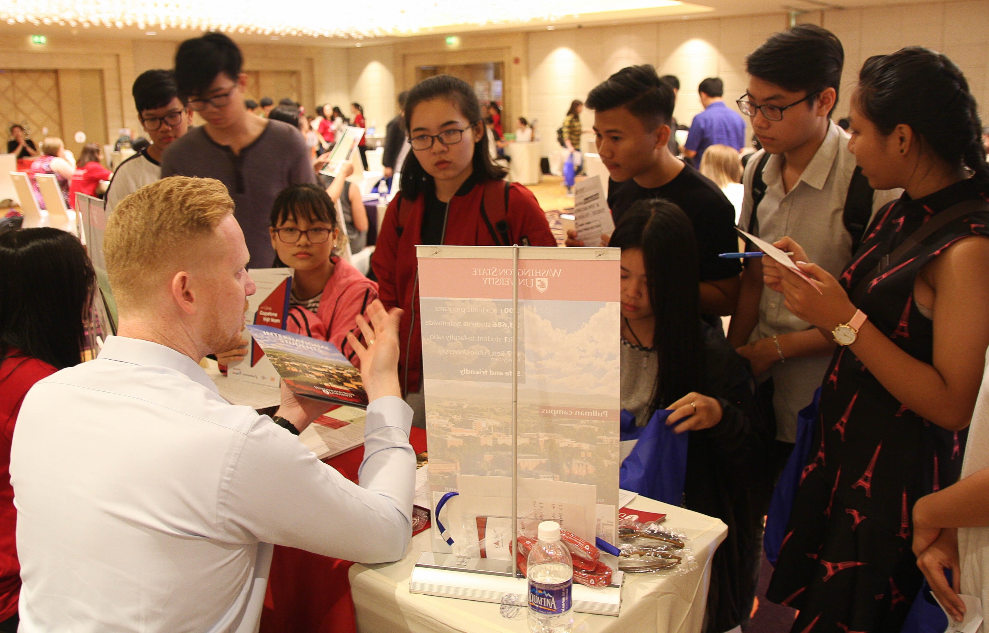 Co hoi nhan hoc bong den 100% tu hon 40 truong dai hoc, cao dang My hinh anh