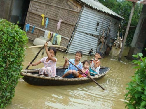 Vinamilk tang 160.000 hop sua cho tre em 3 tinh vung lu hinh anh