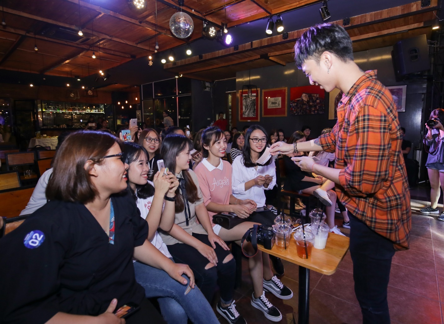 Samsung Galaxy J7 Pro anh 2