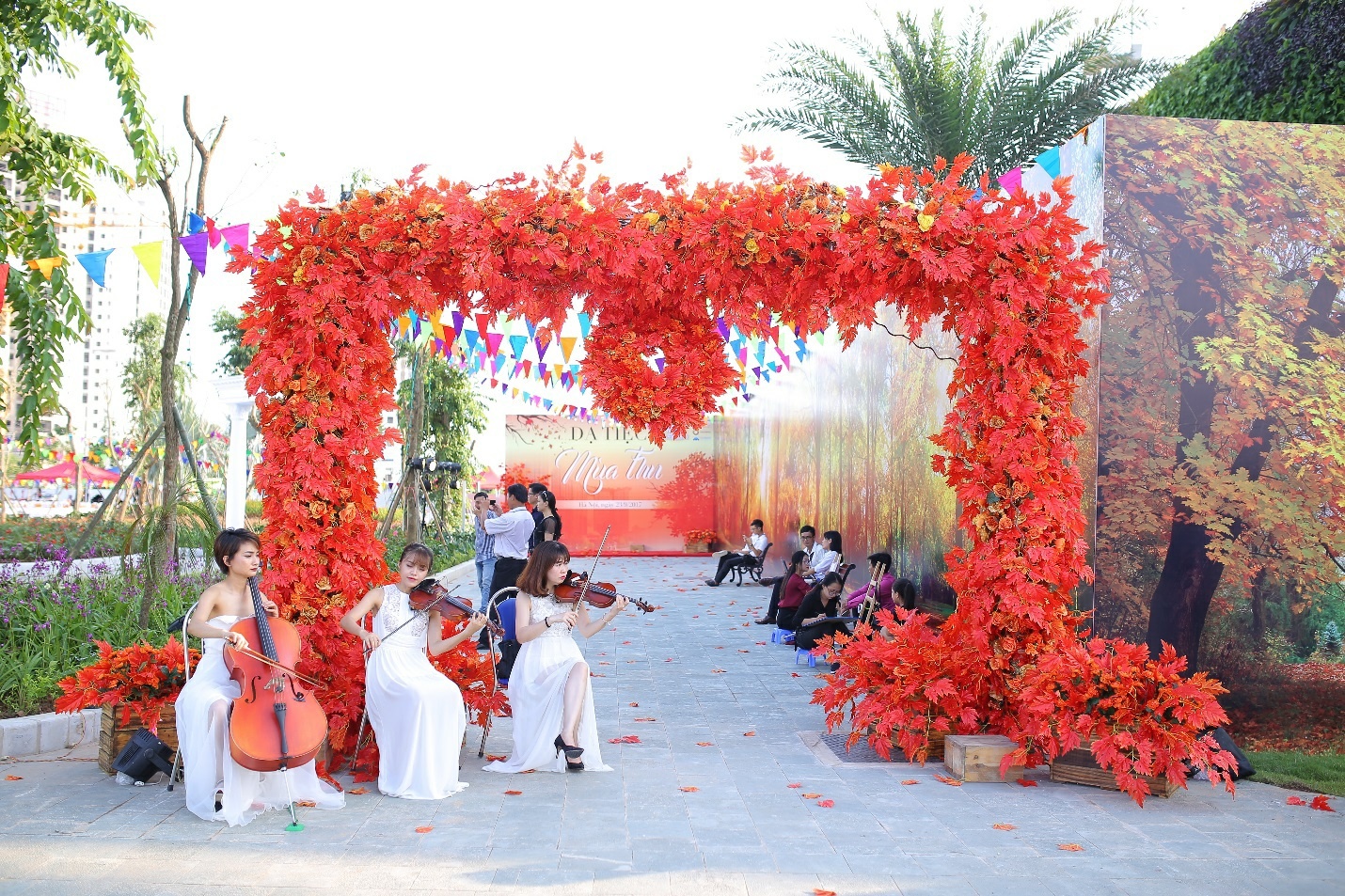 Don “Mua thu chau Au” tai khu vuon Sunshine City hinh anh