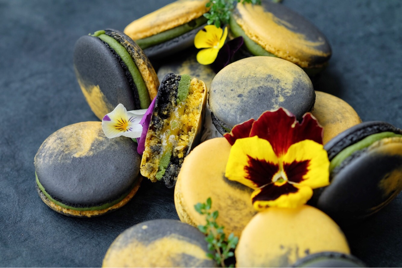 Banh Trung thu trung muoi, than tre - net cham pha cho mam co dem ram hinh anh