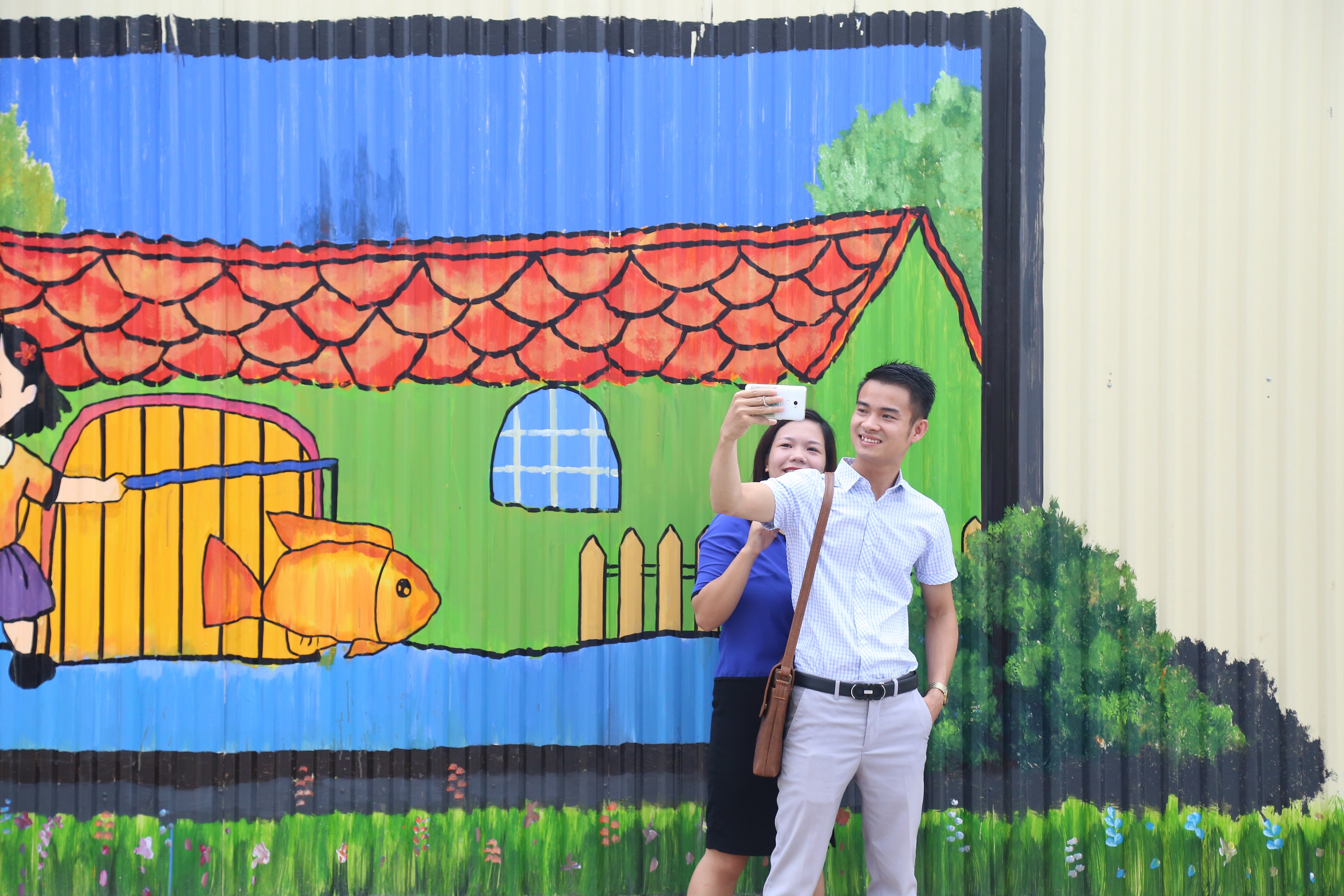 Gioi tre thich thu chup anh voi buc tranh Trung thu 3D dai nhat VN hinh anh