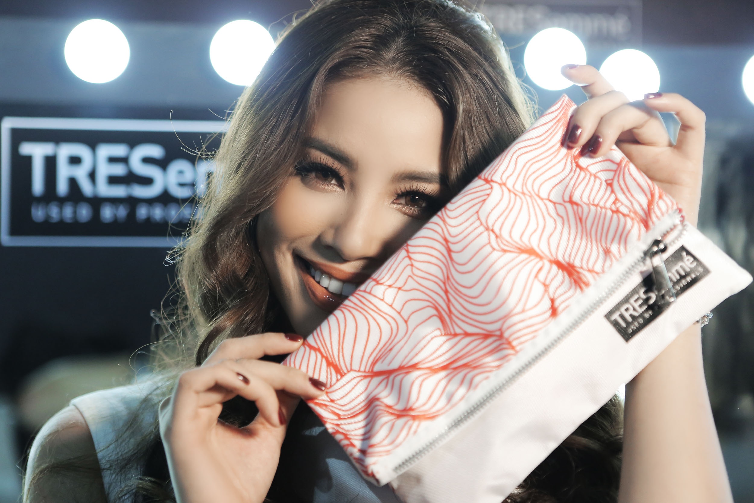 mau tui xach duoc sao Viet lang xe anh 8