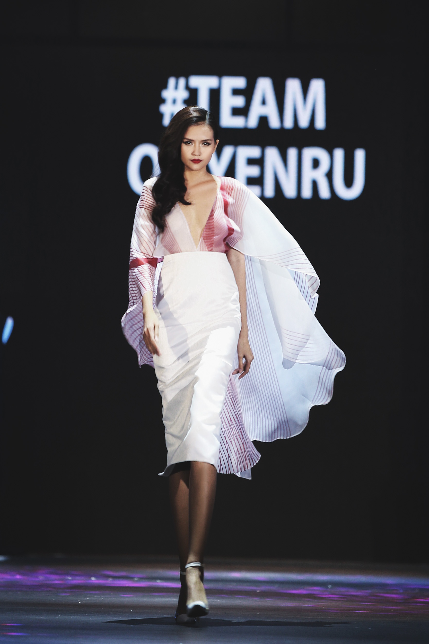 mau tui xach duoc sao Viet lang xe anh 6