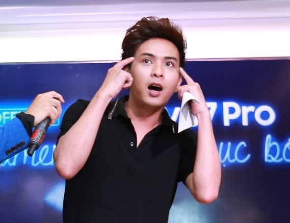 Ho Quang Hieu gian di choi do vui cung fan hinh anh