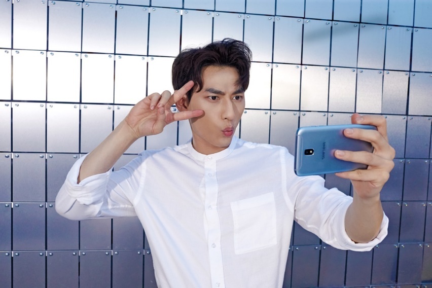 Hoc cach selfie hut like cua Min, Isaac, Soobin hinh anh